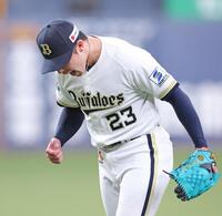 ７回、レイエスを一邪飛に打ち取ってほえる吉田（撮影・立川洋一郎）