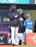 選手の交代を告げにベンチを出る新庄監督（撮影・立川洋一郎）