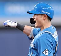 ５回、中前へ同点適時打を放ちベンチへ向かって声を上げる清宮幸（撮影・立川洋一郎）