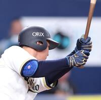 ６回、中前へ適時打を放つ野口（撮影・立川洋一郎）