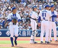 ３回途中、降板する片山（左）。右から２人目は相川監督