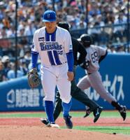 ２回、平山（右）に本塁打を打たれた片山