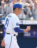 ３回途中、投手交代を告げマウンドに向かう相川監督
