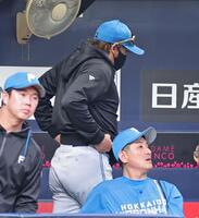 敗戦が決まり足早にベンチを後にする新庄監督（撮影・立川洋一郎）