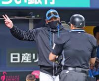 球審に投手の交代を告げる新庄監督（撮影・立川洋一郎）