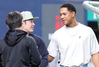 万波（右）と談笑する吉田（撮影・立川洋一郎）