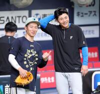 西川（左）と話しをする清宮幸（撮影・立川洋一郎）