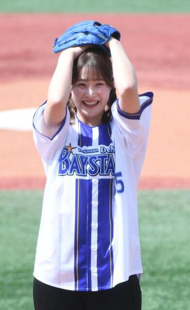 DeNA-巨人戦で女子プロゴルファー都玲華が始球式 頭を抱え自己採点