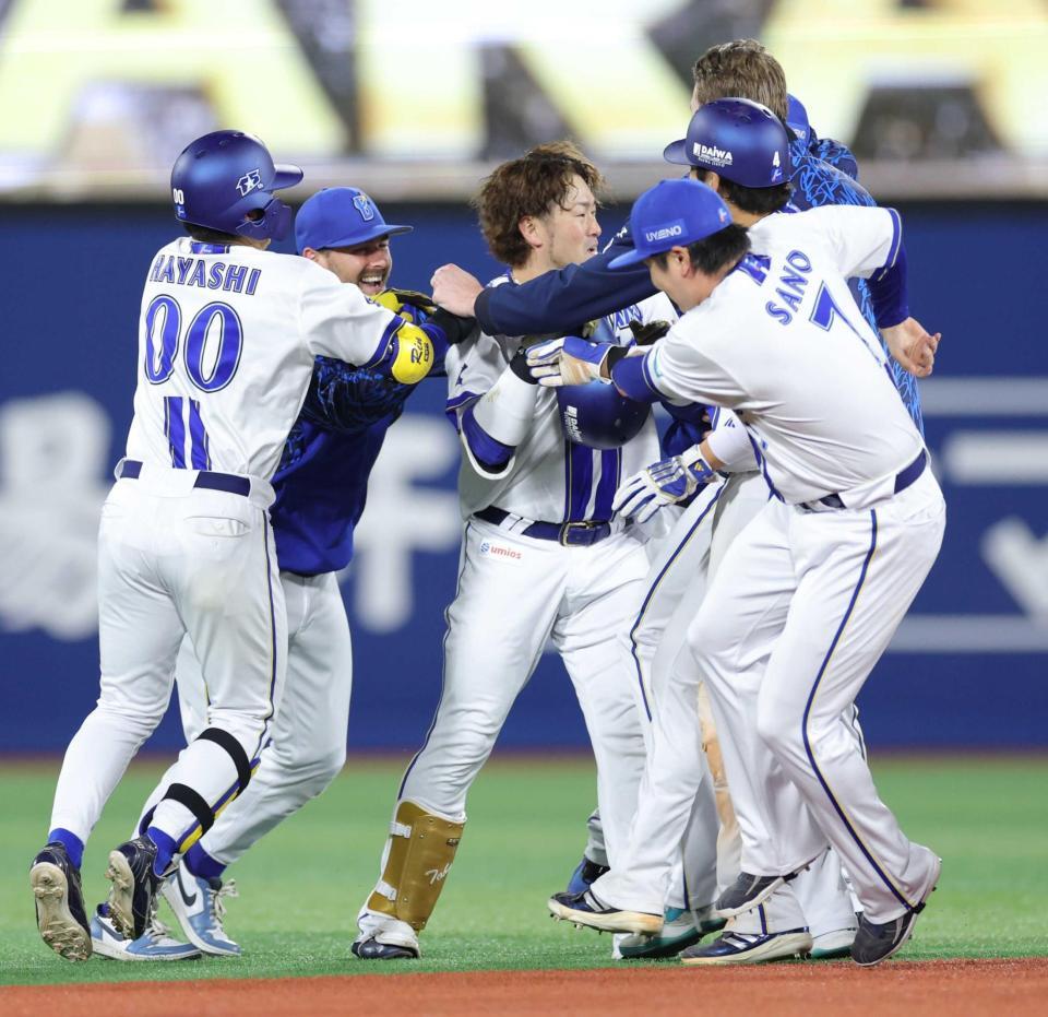 　サヨナラ打を放ちナインに祝福される戸柱（中央）＝撮影・西岡正