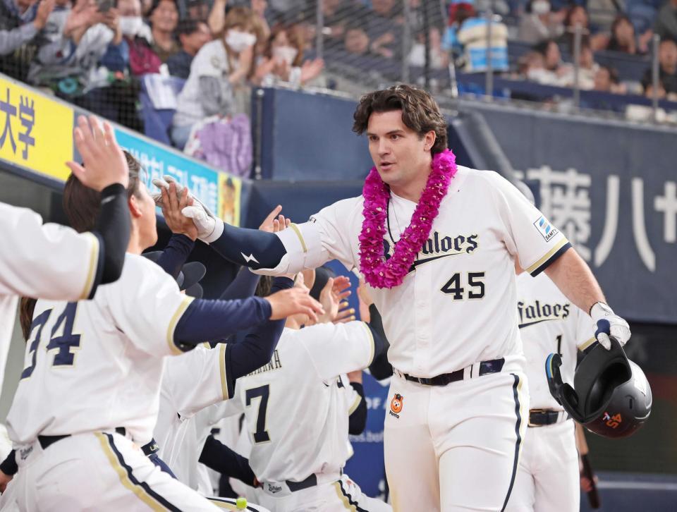 　７回、勝ち越し２ランを放って生還しナインとタッチを交わすシーモア（右）＝撮影・立川洋一郎