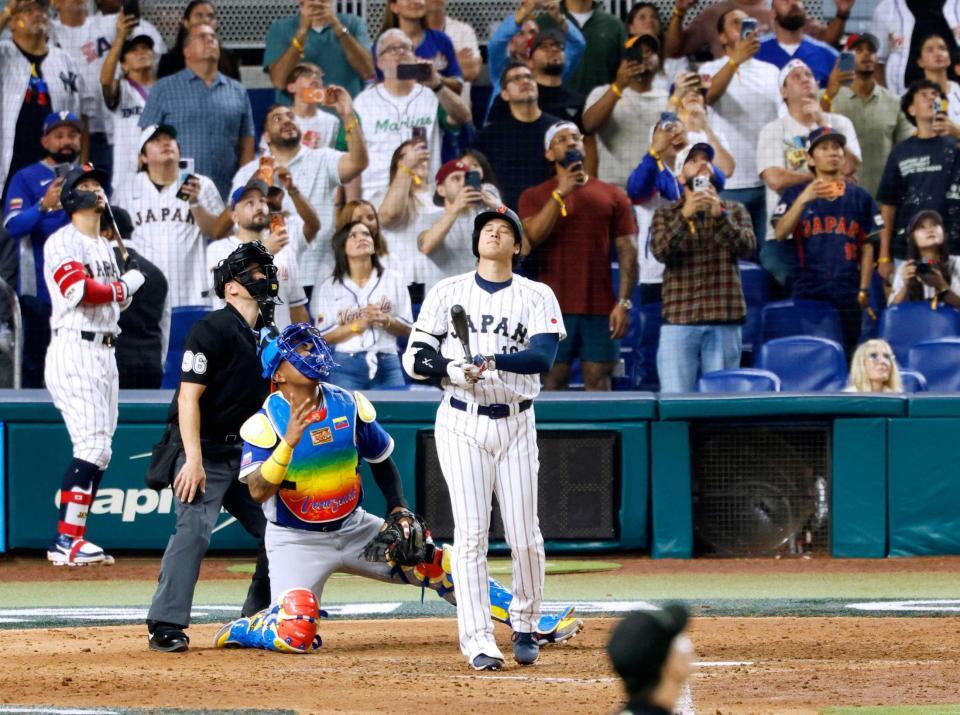 　ＷＢＣ準々決勝のベネズエラ戦の９回、遊飛に倒れて最後の打者となった大谷翔平。日本代表は逆転負けを喫し、２大会連続の優勝はならなかった＝３月１５日（共同）