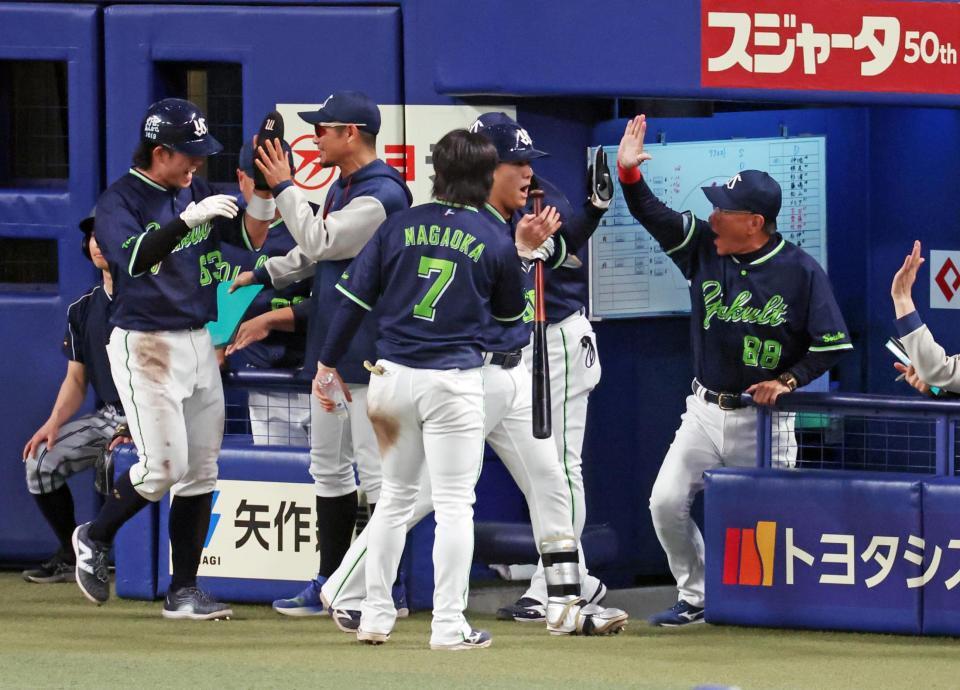 ４回、勝ち越し２ランを放った赤羽をベンチで迎える池山監督（右端）