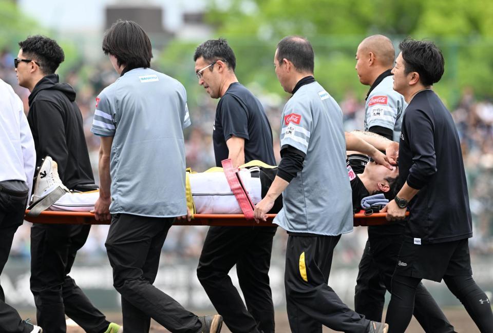 担架で運び出される種市（撮影・星野楽）
