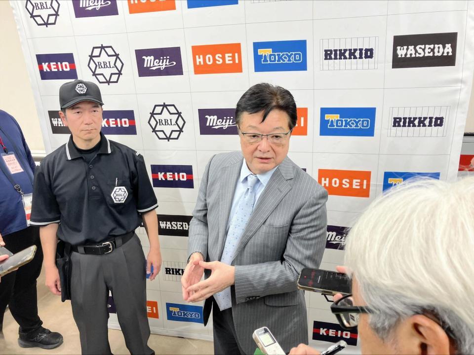 球審のヘルメット着用について説明する内藤事務局長と溝内球審（左）