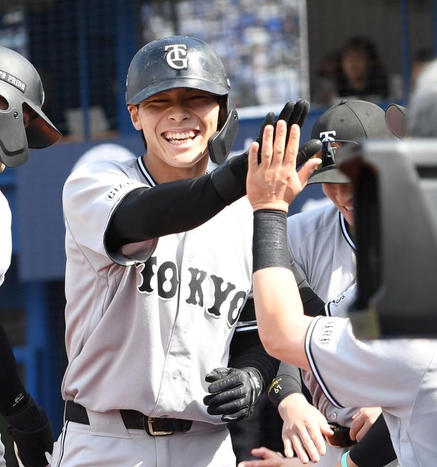 ２回、平山は左中間にプロ初本塁打を放ち、満面の笑顔を見せる（撮影・佐藤厚）