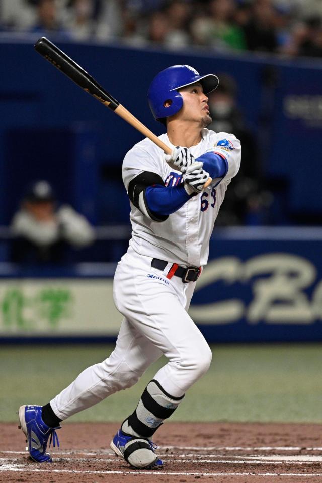 ２回、板山が右越えに先制の満塁本塁打を放つ