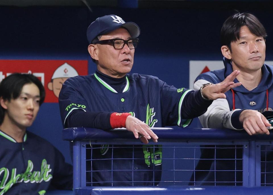 ６回表、厳しい表情で試合を見る池山監督