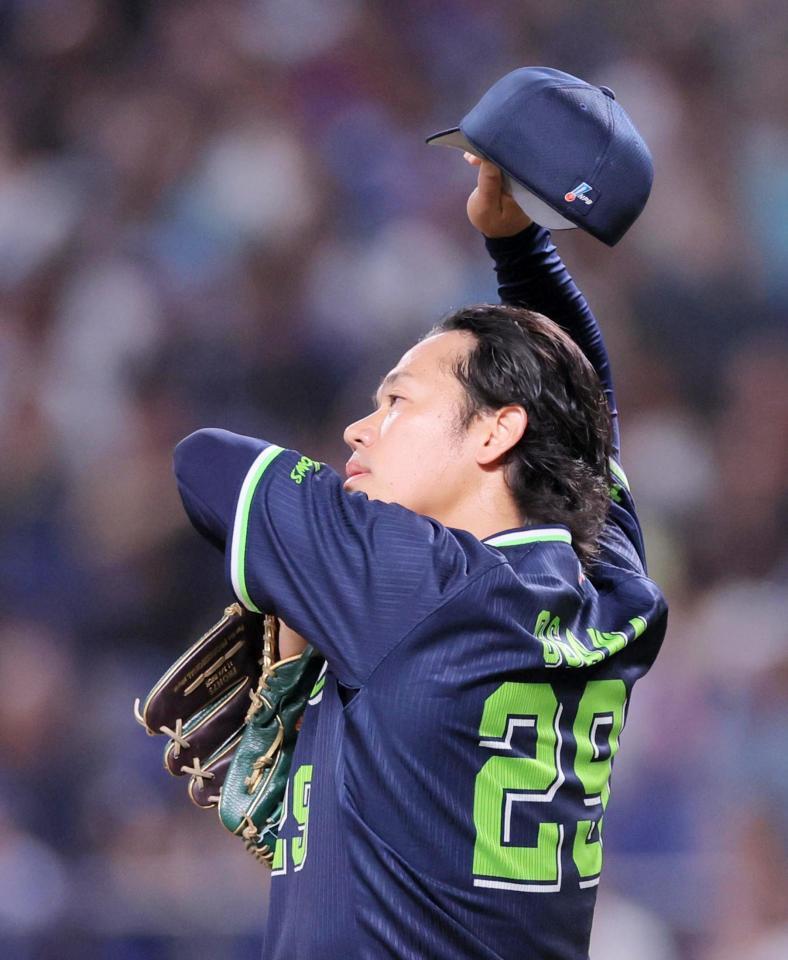 ２回裏、ピンチで汗をぬぐう小川