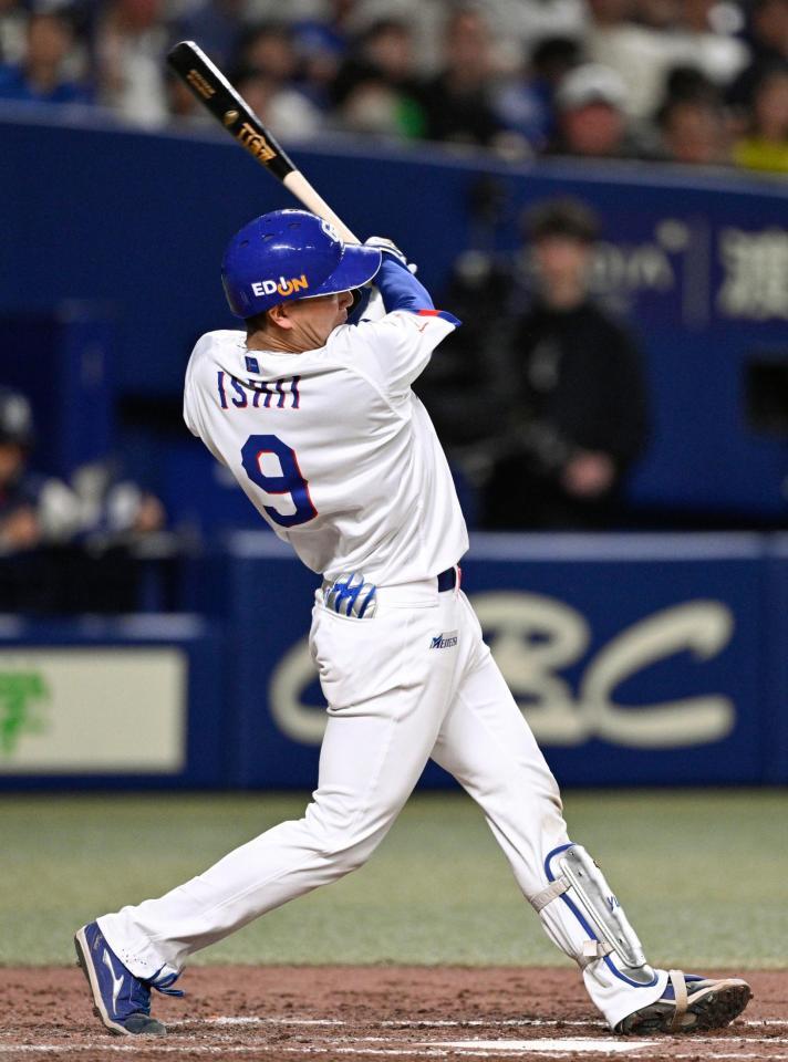 ５回、石伊が左越えに本塁打を放つ