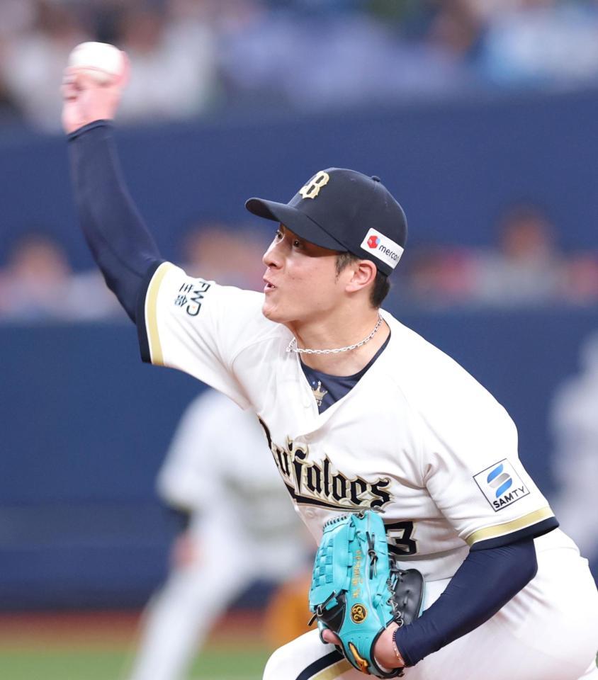 ７回、ピンチを迎えたマウンドに立ち、レイエスと対戦する吉田（撮影・立川洋一郎）