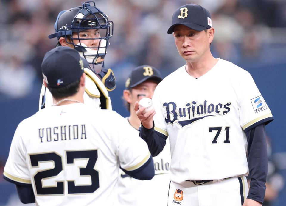 ７回、山田に代えて吉田（２３）にマウンドを託す岸田監督（撮影・立川洋一郎）