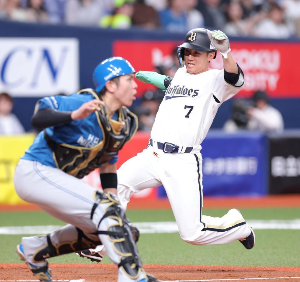 ５回、太田の２点適時二塁打で勝ち越しとなる生還をする西川（撮影・立川洋一郎）