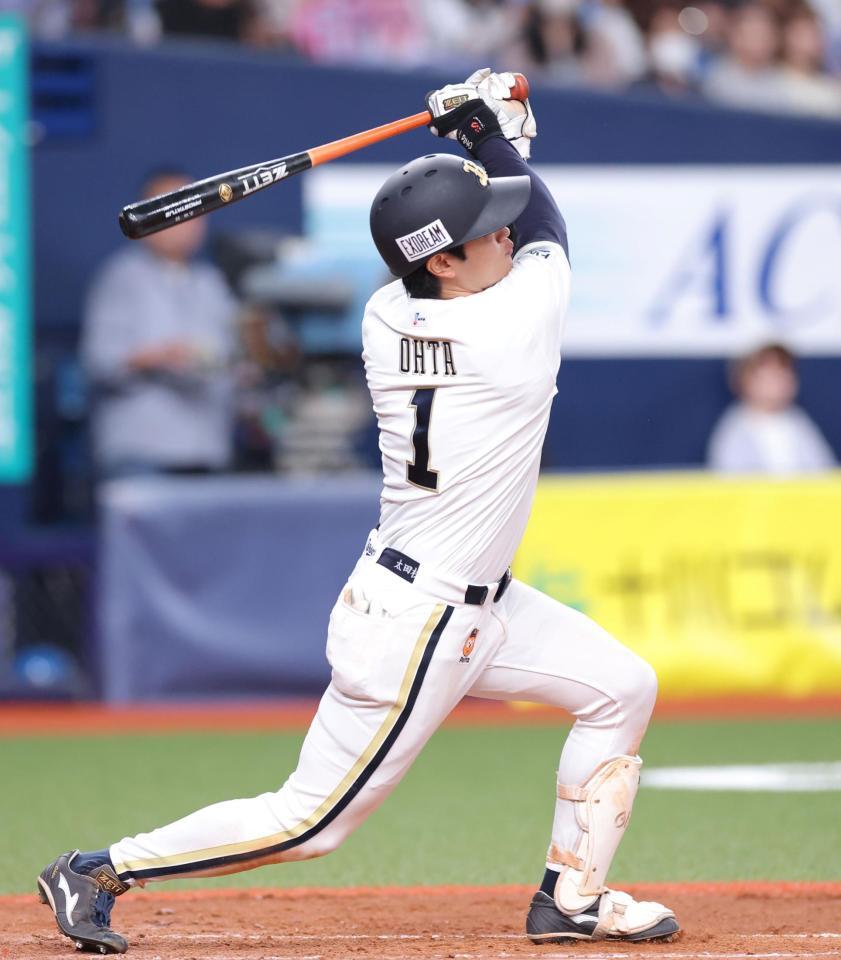 ５回、勝ち越しとなる２点適時二塁打を放つ太田（撮影・立川洋一郎）