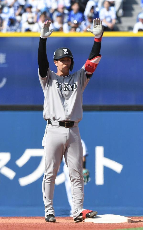 ３回、小浜は右越えに２点適時二塁打を放つ（撮影・佐藤厚）