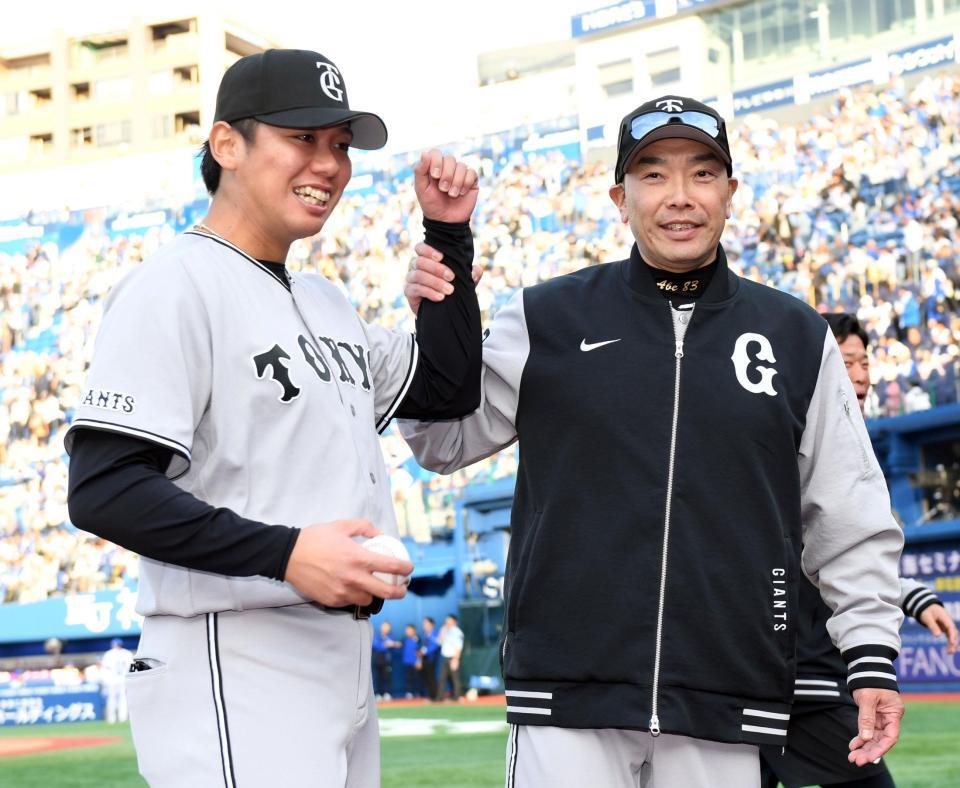 プロ初勝利を挙げ、阿部監督（右）から祝福される又木（撮影・佐藤厚）