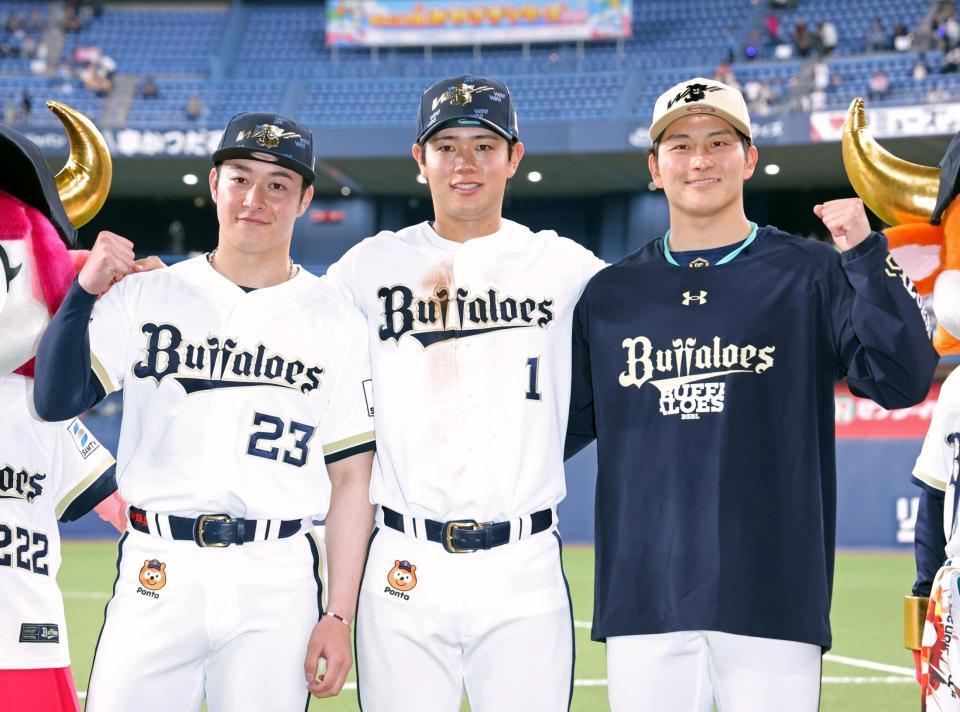 ヒーローインタビューを終え記念写真に納まる（左から）吉田、太田、高島（撮影・立川洋一郎）