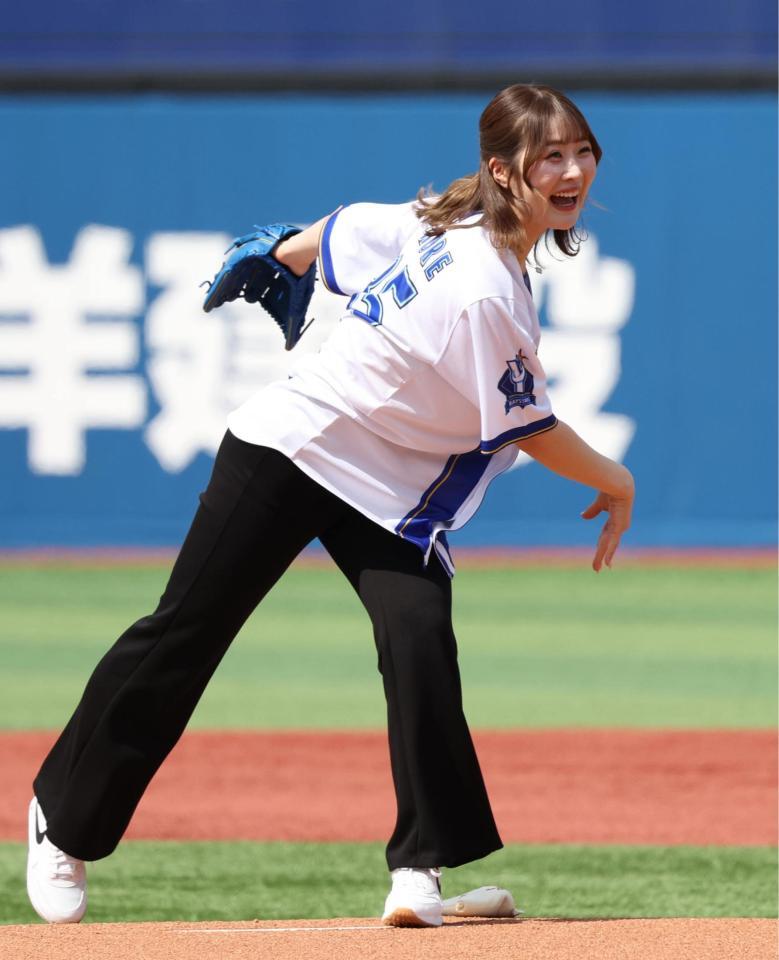 始球式を務める女子プロゴルファーの都玲華