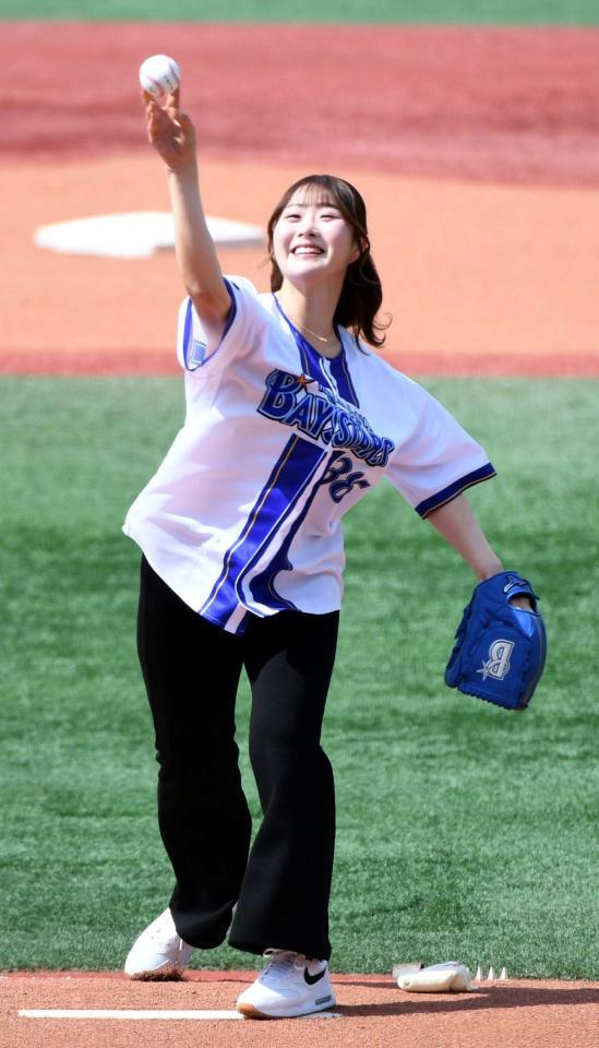 始球式を行う都玲華（撮影・佐藤厚）