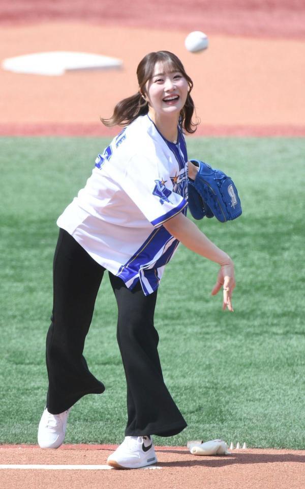 始球式を行う都玲華（撮影・佐藤厚）