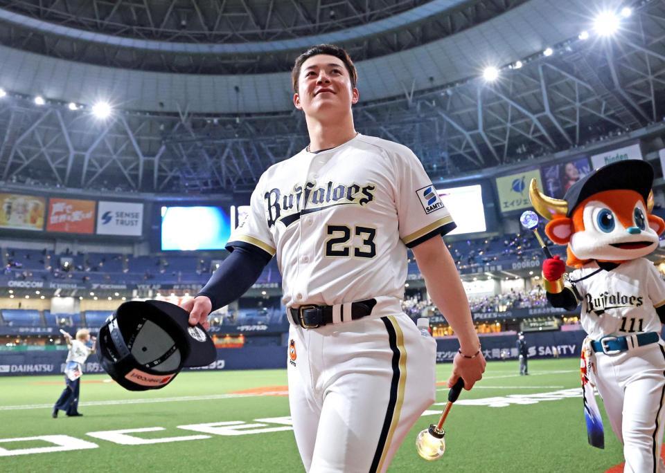 ファンの歓声に笑顔を見せる吉田（撮影・立川洋一郎）