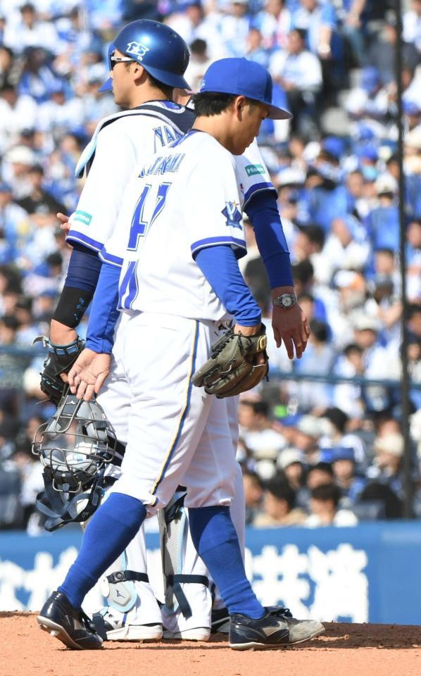 ３回途中７失点で降板する片山（撮影・佐藤厚）