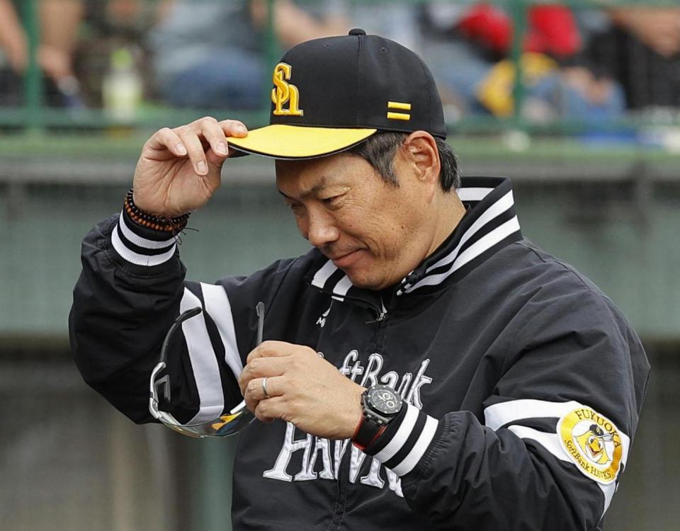 　８回、選手交代を告げベンチに戻る小久保監督