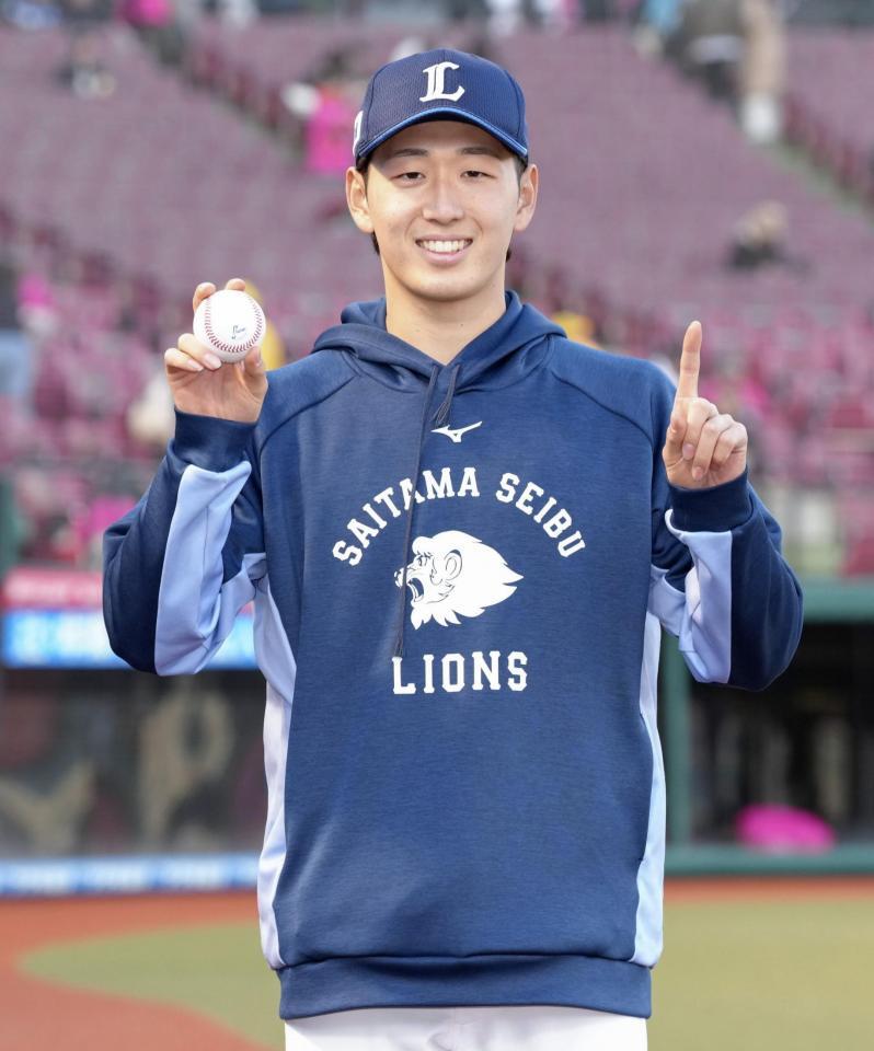 　プロ初勝利を挙げ、ウイニングボールを手にポーズをとる篠原