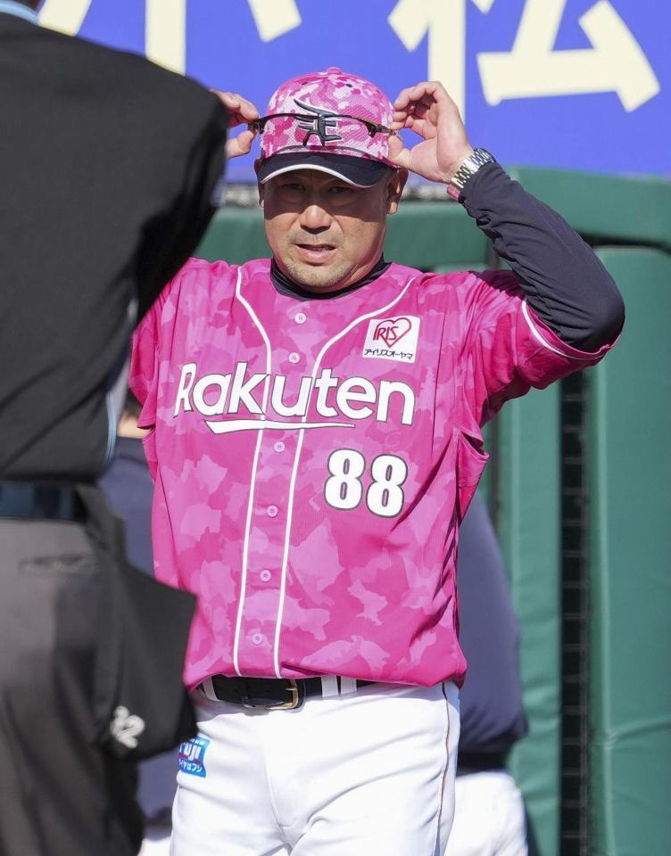 　５回、投手交代を告げる三木監督