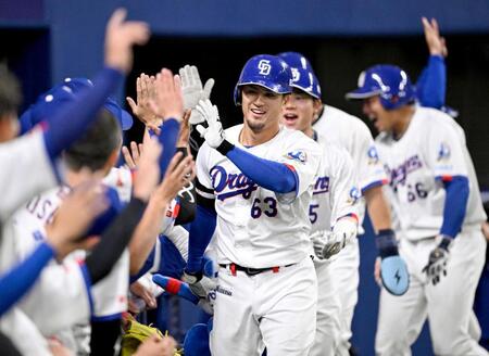 　２回、先制の満塁本塁打を放ち、ナインに迎えられる板山