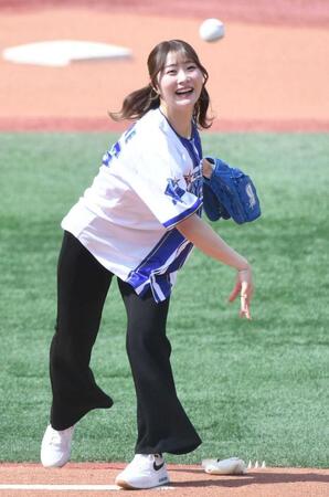 　始球式を行う都玲華（撮影・佐藤厚）