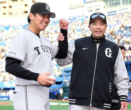 　プロ初勝利を挙げ、阿部監督（右）から祝福される又木