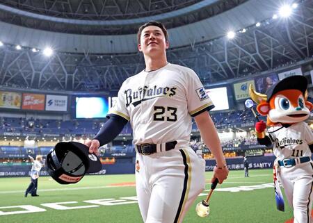 　ファンの歓声に笑顔を見せる吉田（撮影・立川洋一郎）