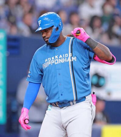 　６回、空振り三振に倒れ肩を落とすレイエス