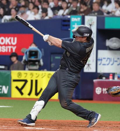 ３回、シーモアは中越えに２点本塁打を放つ（撮影・坂部計介）