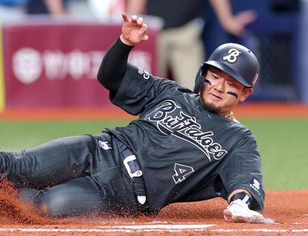 １回、来田の２点適時打で逆転の生還をする森友（撮影・立川洋一郎）