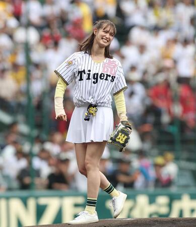 始球式を終え笑顔を見せるトラウデン直美（撮影・西田忠信）