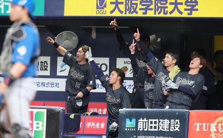 ３回、シーモアの中越えに２点本塁打にわくオリックスナイン（撮影・坂部計介）