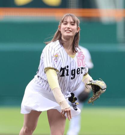 始球式を務めるトラウデン直美（撮影・山口登）