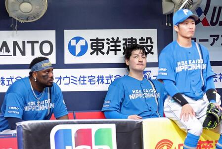 ４回、途中降板しベンチへ腰かける有原（中央）＝撮影・立川洋一郎