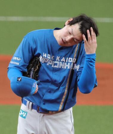 １回、ピンチで汗を拭う有原（撮影・坂部計介）